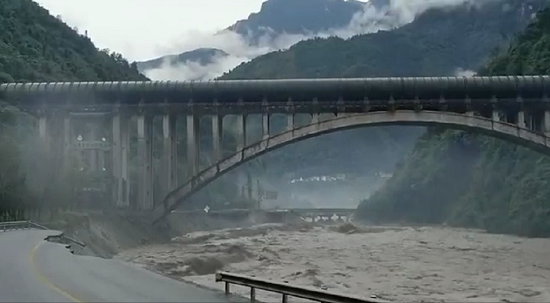 8月19～22日，四川雅安境内遭遇大范围持续强降雨，导致青衣江最大流量超过历史极值，宝兴河等部分支流河段出现超百年一遇特大洪水，华能宝兴河公司所属铜头电站洪峰流量一度接近500年一遇洪水标准，小关子、雨城、飞仙关等电站也面临严峻洪水险情。在集团公司指导下，华能四川公司迅速启动防汛Ⅰ级应急响应，主要领导立即赶赴现场，全力组织各方力量开展抗洪抢险工作。截至目前，洪峰已平稳过境，宝兴河公司各电站无人员伤亡，主要设备完好无损，成功应对此次特大洪水。