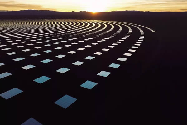 从飞经美国内华达州上空的飞机向下望去，新月沙丘太阳能发电站闪耀夺目。事实上，你只能在地面才能真正欣赏它的巨大：676公顷的沙漠上覆盖了10347块广告牌大小的镜子，产生的电力足够7.5万个家庭使用。