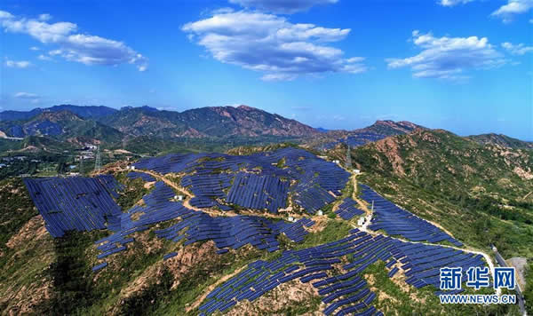 近年来，河北省各地利用荒山、沙荒地有序开发太阳能光伏发电项目，并建立健全可再生能源消纳保障机制，促进清洁能源可持续发展，取得良好效果。据介绍，目前河北省太阳能光伏发电装机容量达到1319万千瓦，同比增长1.23%。
