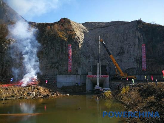 日前，由中國(guó)電建水電一局承建的西北岔水利樞紐工程成功下閘蓄水。