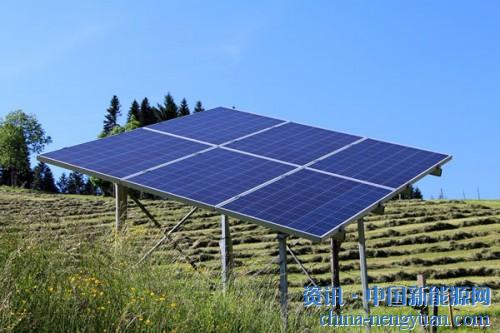 近日，笔者走进赣县区沙地镇沙地村委会时，村里正在播放光伏电站维护视频，参训人员一边认真观看，一边时不时地记笔记。这是该村专门为光伏电站运维管护人员举办的培训班，贫困户卢健在培训结束后说：“这样手把手教的技能培训班，既学习了理论知识，又得到了实操锻炼，关键是在家门口就能就业，增加收入，再也不用去外地打工了，也不用担心没法顾家。”