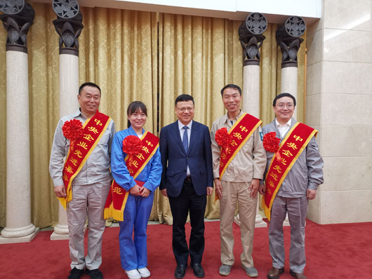9月21日，中央企业先进集体和劳动模范表彰大会在人民大会堂举行。国务委员王勇出席大会并会见先进集体和劳动模范代表。国资委党委书记、主任郝鹏出席大会。国家电网公司董事长、党组书记寇伟出席会议。根据人力资源社会保障部、国务院国资委的表彰决定，499个集体被授予“中央企业先进集体”称号，799名同志被授予“中央企业劳动模范”称号。其中，公司31家单位、53名个人获表彰。