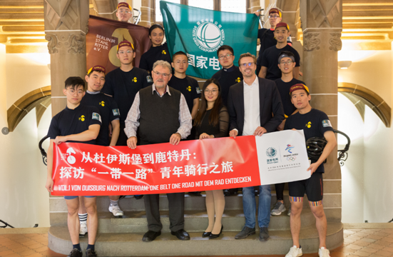 从中德“一带一路”合作重要节点城市德国杜伊斯堡启程，途经雷斯、阿勒姆、乌得勒支，最终抵达“一带一路”在欧洲重要港口荷兰鹿特丹……近日，由国家电网有限公司独家冠名支持，BerlinerStahlrittere.V（柏林铁骑自行车运动协会）主办的“丝路行辕三千里”公益骑行活动在荷兰鹿特丹圆满结束。