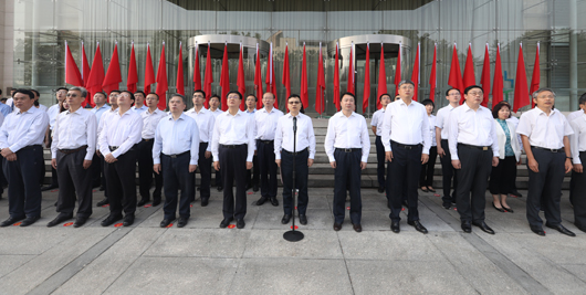 9月29日上午,国家电网有限公司总部隆重举行庆祝中华人民共和国成立70周年升国旗仪式，共同祝愿伟大的祖国繁荣昌盛。公司党组书记、董事长寇伟主持升国旗仪式并致辞。公司在家领导班子成员出席升国旗仪式。