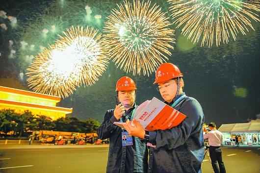 初秋时节，神州大地沉浸在庆祝中华人民共和国成立70周年的喜庆气氛中。北京天安门广场装扮一新，长安街沿线花如海、人如潮，全国人民乃至世界的目光汇聚于此。