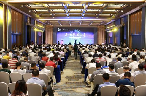 10月11日，由中国电力企业联合会、南方电网有限责任公司联合主办，中电联电力发展研究院、广西电网有限责任公司共同承办的2019年中国电力技术经济高端论坛在广西南宁成功举办。本次论坛以“匠心筑梦共享未来”为主题，聚焦电力行业技术经济热点问题，旨在搭建行业互动平台、开启行业高端对话、加强行业交流合作，推进电力行业高质量发展。中电联常务副理事长杨昆、国家能源局电力司副司长苟峰、中国南方电网有限责任公司副总经理陈允鹏出席会议并致辞，住房和城乡建设部标准定额司副司长王玮，中国工程院院士、新能