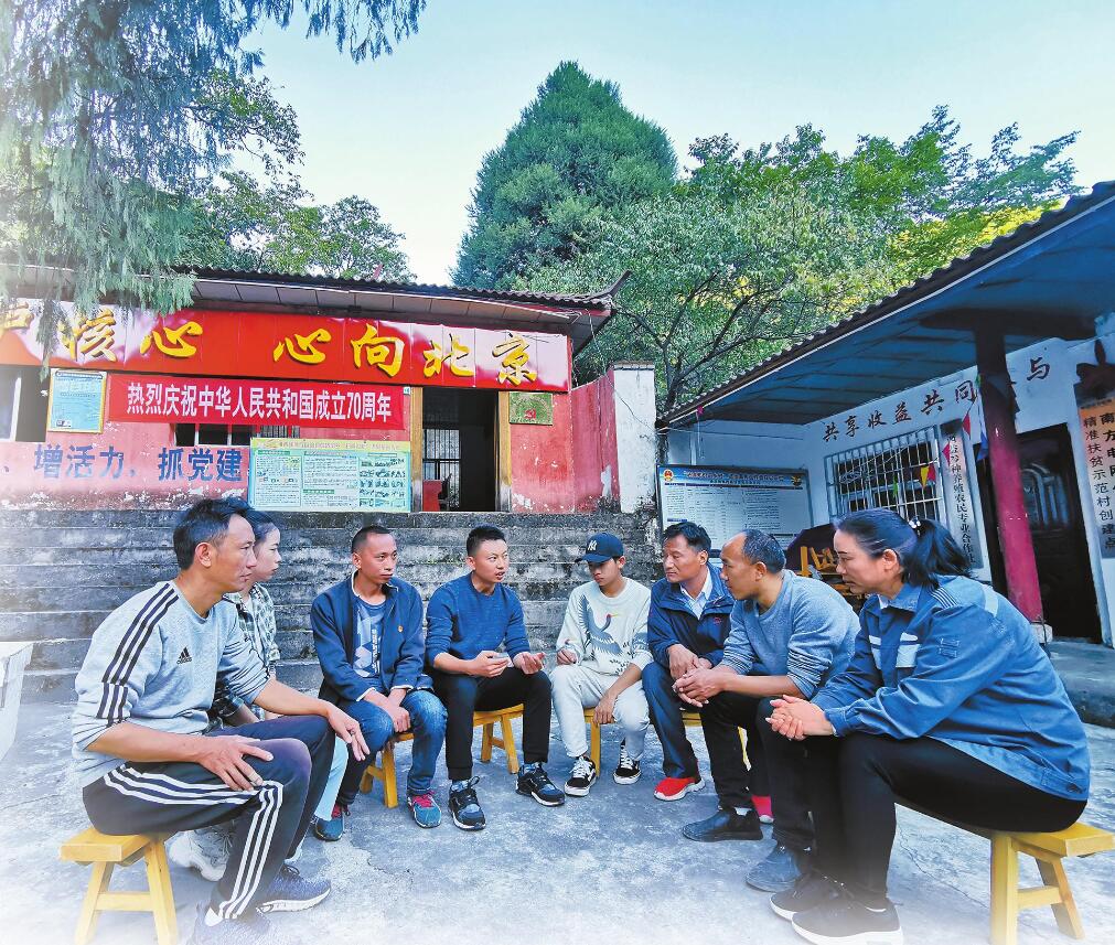 编者按：七彩云南，素以美丽著称，青山绿水、民族文化灿烂。同时，云南也是全国贫困县最多、贫困人口最多、扶贫难度最大的省份。如贡山县独龙江乡是我国唯一的独龙族聚居地和全国最后一个通公路的乡镇；维西县是被国家划定为“三区三州”深度贫困地区重点开发贫困县之一。自国务院扶贫办明确了维西县与南方电网公司的对口扶贫结对关系以来，南网云南电网公司结合云南省建设美丽幸福新云南的发展战略，倾情帮扶，打造“两网四机制”工作格局，采取行业扶贫、教育扶贫、产业扶贫、定点扶贫、消费扶贫五大扶贫措施，改变了扶贫点的贫困落后面貌，让老百