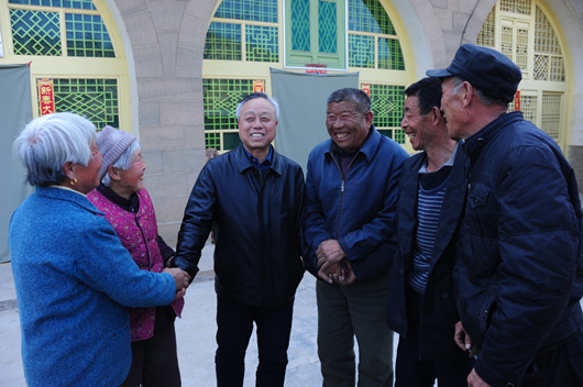 近日，习近平总书记对脱贫攻坚工作作出重要指示强调，新中国成立70年来，中国共产党坚持全心全意为人民服务的根本宗旨，坚持以人民为中心的发展思想，带领全国各族人民持续向贫困宣战，取得了显著成就。党的十八大以来，党中央把脱贫攻坚摆到更加突出的位置，打响脱贫攻坚战，全党全国上下同心、顽强奋战，取得了重大进展。困扰中华民族几千年的绝对贫困问题即将历史性地得到解决，这将为全球减贫事业作出重大贡献。