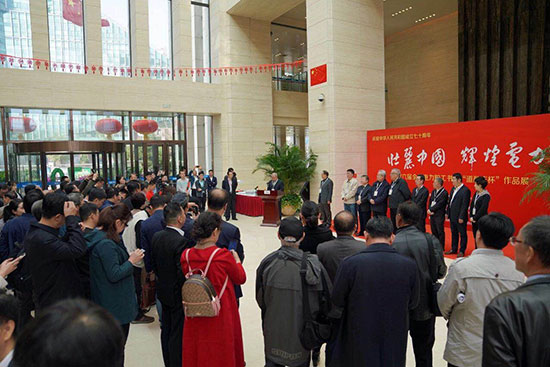 10月18日，正值举国上下隆重庆祝新中国成立70周年之际，由中国电力文学艺术协会、中国电力书法家协会主办，中国能源建设集团有限公司承办的“壮丽中国辉煌电力”第六届全国电力书法“道融丰杯”作品展览，在中国能建艺术馆举办，中国电力企业联合会专职副理事长兼秘书长于崇德出席开幕式。开幕式由中国电力书法家协会副主席兼秘书长张志锋主持。