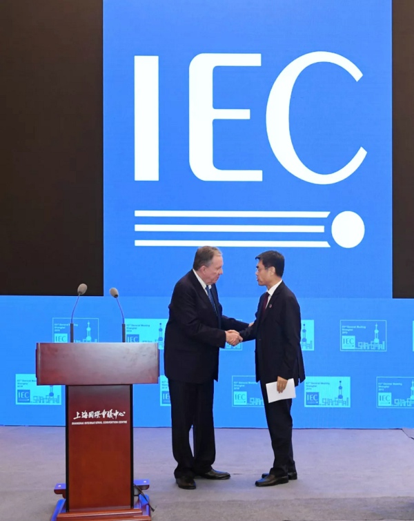 10月25日，第83届IEC大会在上海闭幕。大会期间，IEC候任主席、中国电机工程学会理事长、中国华能集团有限公司董事长舒印彪和IEC现任主席詹姆斯?香农完成主席交接，舒印彪随即发表就职讲话。