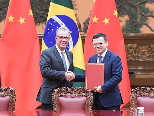 2019年10月25日下午，在中国国家主席习近平和巴西总统博尔索纳罗的共同见证下，巴西矿产能源部部长阿尔布开克与中国国家电网公司董事长寇伟在北京人民大会堂共同签署巴西美丽山水电特高压直流送出二期项目运行许可，标志着该项目正式投入商业运行。