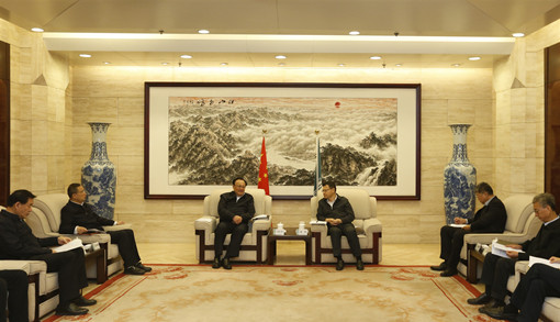 11月6日，国家电网有限公司董事长、党组书记寇伟在京会见新疆维吾尔自治区党委副书记、区政府主席雪克来提·扎克尔和新疆自治区党委常委、区政府副主席张春林一行。双方就加快新疆电网建设、推动疆电外送、推进“煤改电”工程建设等方面展开深入交流讨论，表示将进一步加强交流合作，共同推动新疆经济社会发展。公司副总经理、党组成员刘国跃参加会见。