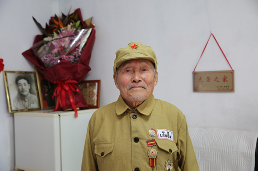 1948年10月10日至15日，在塔山这个仅12千米宽的阵地上，东北野战军以8个师顶住国民党军11个师的进攻，成功阻击从葫芦岛援锦的敌军，战役激烈程度“甚至无法用语言来描述”。这就是著名的塔山阻击战。“其意义远远超出了一个局部战场——塔山之战的胜负，不但关乎辽沈战役的进展乃至结局，而且在相当程度上影响了自此以后解放战争的进程。”军旅作家王树增在《解放战争》一书中这样评价说。