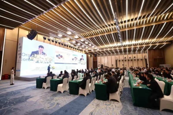 中国电力新闻网讯记者莫非报道11月9日，中国煤炭运销协会煤炭进出口专业委员会在第二届中国国际进口博览会期间召开“2019中国进口煤峰会”。中国煤炭工业协会、印度尼西亚贸易部、印度尼西亚驻中国大使馆、澳大利亚驻上海总领事馆相关负责人出席会议并致辞。部分煤炭进出口企业现场签订了2020年度煤炭购销合同，合同总量达8220万吨。