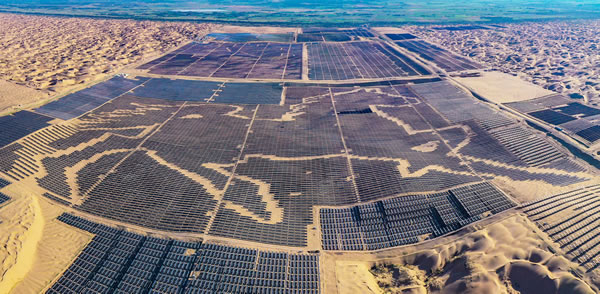这里有全国最大的沙漠生态光伏发电站，打破了吉尼斯世界纪录；这里也是中国荒漠化治理的试验场，开启发展沙漠经济的先导区；这里还是市场化治沙、新能源巨头的主战场，国家电投、中广核太阳能、中节能太阳能、三峡新能源、正泰新能源等企业在此展开“大会战”，目前国际最先进的光伏发电技术，最前沿的产品均在这里大规模运用。这里就是内蒙古库布其沙漠达拉特光伏发电应用领跑基地。“一期项目已经建成，二期项目已经开始打桩。”内蒙古自治区达拉特旗旗委书记奇•达楞太接受记者采访时
