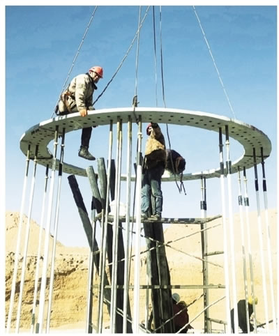 日前，中國能建西北建投承建的天潤風(fēng)電場首臺機(jī)組順利吊裝，標(biāo)志著風(fēng)電場風(fēng)機(jī)正式進(jìn)入設(shè)備安裝的新階段。位于青海省海西蒙古族藏族自治州大柴旦行委境內(nèi)的天潤風(fēng)電場，總裝機(jī)50兆瓦，設(shè)計(jì)安裝22臺風(fēng)電機(jī)組，新建35千伏集電線路，計(jì)劃工期9個(gè)月。烏志文/攝