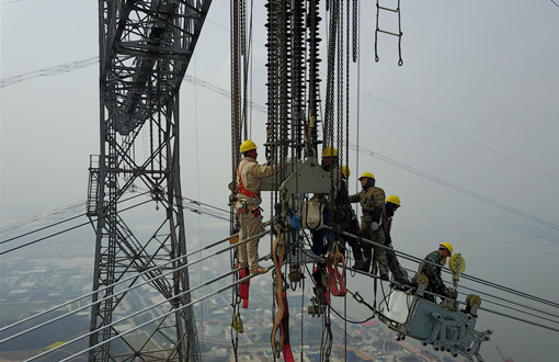 国家电网公司深入贯彻习近平总书记关于安全工作的重要指示批示精神，树立安全发展理念，强化本质安全建设，在基建施工管理方面狠抓安全责任落实，出台“深化基建队伍改革、强化施工安全管理”12项配套措施，着力破解影响施工安全的难题，强化基建施工作业层班组建设，促进施工作业管理更加规范，基建队伍呈现新作风、新面貌。