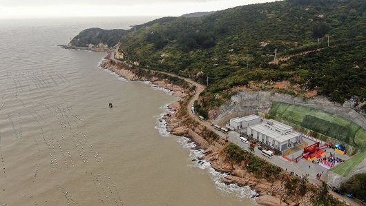 在岛上住了30多年的农家乐老板余德胜高兴得合不拢嘴：“家里时不时需要顶上的柴油发电机，终于可以收起来了！”
