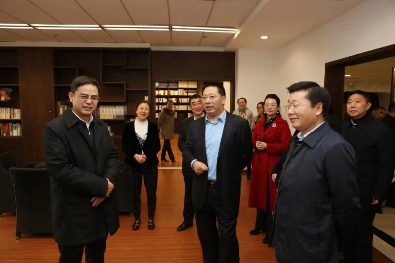 12月3日，省总工会组织召开全省工会职工之家建设现场推进会,国网四川省电力公司工会从全省一万多家单位中脱颖而出，荣获四川省“十佳”模范职工之家荣誉称号，省委常委、省总工会主席田向利出席会议并为获奖单位颁奖。