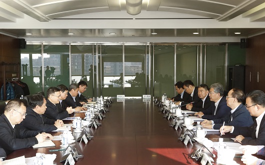 寇伟欢迎李晓鹏一行的到来，对光大集团一直以来给予国家电网公司的支持和帮助表示感谢。他说，光大集团经过36年的发展，已经成为国有大型综合金融控股集团，在金融与实业等几大业务板块不断做强做专做精。国家电网公司深入贯彻落实习近平总书记“四个革命、一个合作”能源安全新战略，提出“三型两网、世界一流”战略目标，期待双方在产融协调发展等方面进一步探讨合作方式，发挥各自优势，在智慧城市建设、智慧能源共享、康养产业、高新技术产业、文旅产业等方面加强合作，开创互利共赢的新局面。