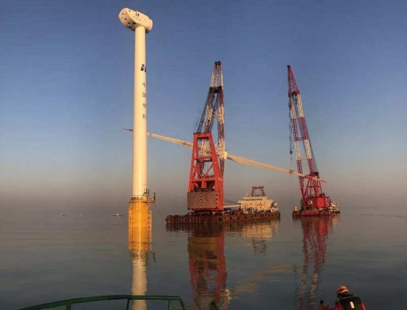 12月4日晚，随着东海连云港海域传来一阵阵鞭炮声、喝彩声，连云港灌云海上风电项目首台8#风机顺利完成安装。