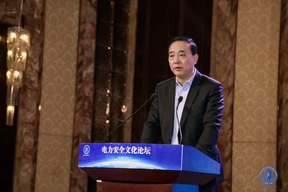 中电新闻网讯记者张振兴报道12月13日，在首届全国电力安全文化论坛会议上，中国电力传媒集团发布《电力安全文化建设纲要研究报告》，这是我国首份涵盖发电、电网、电力建设领域的安全文化分析报告。中国电力传媒集团党委书记、董事长顾平安在发布辞中表示，该报告的发布，将为电力行业安全文化建设提供重要参考。