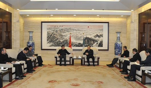 辛保安对李杰翔一行的到来表示欢迎，对青海省委、省政府长期以来对公司工作的支持与关心表示感谢。他说，今年以来，国家电网公司不折不扣落实党中央、国务院决策部署，大电网保持安全运行，经营情况总体平稳。国家电网公司坚持科学投资、精准投资，把资金投入到助力打赢三大攻坚战、推动区域协调发展等中央重大决策部署上来，投入到提高电网安全水平、提升服务能力的项目上来，在稳增长、促发展、保民生方面发挥央企的引领作用。下一步，国家电网公司将结合青海省发展实际需要，推动青海电网可持续发展，更好地支撑青海经济社会发展，服务国家生态文