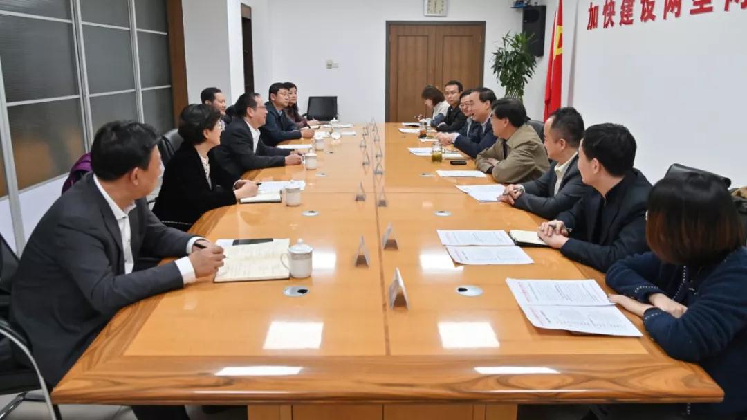 12月25日，中国电力传媒集团董事长、党委书记顾平安，集团总经理、党委副书记郝兴国，集团党委委员、副总经理任春在集团本部会见国家电网有限公司党组宣传部主任李凯，副主任刘晋军、王延芳一行。李凯代表国家电网有限公司向中电传媒送交感谢信，并转达国家电网有限公司主要领导对中电传媒全体采编人员的问候和慰问。