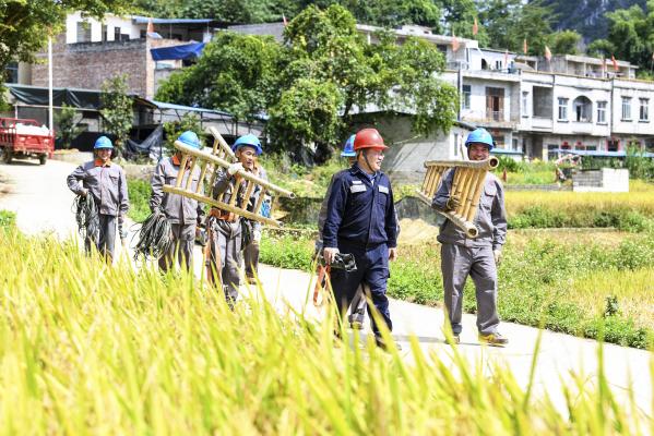 中国能源网丨近日，南方电网西电东送年送电量首次突破2200亿千瓦时，连续3年突破2000亿千瓦时。西电东送是南方电网公司服务西部大开发的缩影。南方电网公司成立以来认真贯彻落实国家西部大开发战略，在西电东送、农网建设、扶贫开发等领域开展了大量卓有成效的工作，有力支持了西部地区开发建设、促进了东西部协调发展。