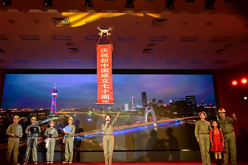 发布现场共展示了10个优秀国企故事。其中，一等奖作品《开着飞机去巡线》代表公司在现场以“讲述+情景剧”形式进行展示。作品讲述了湖北荆州供电公司输电运检室无人机班班长王丽萍组建“无人机+创新”工作室，持续开展技术创新，提升电网线路巡检效率，为泛在电力物联网建设打下坚实基础的故事。作品生动展现了一代代电力人与时代同行，牢记初心使命，砥砺奋进，勇于创新，用爱点亮万家灯火，照亮美丽山河，在实现中国梦的道路上奋力奔跑、追梦前行的精神风貌。