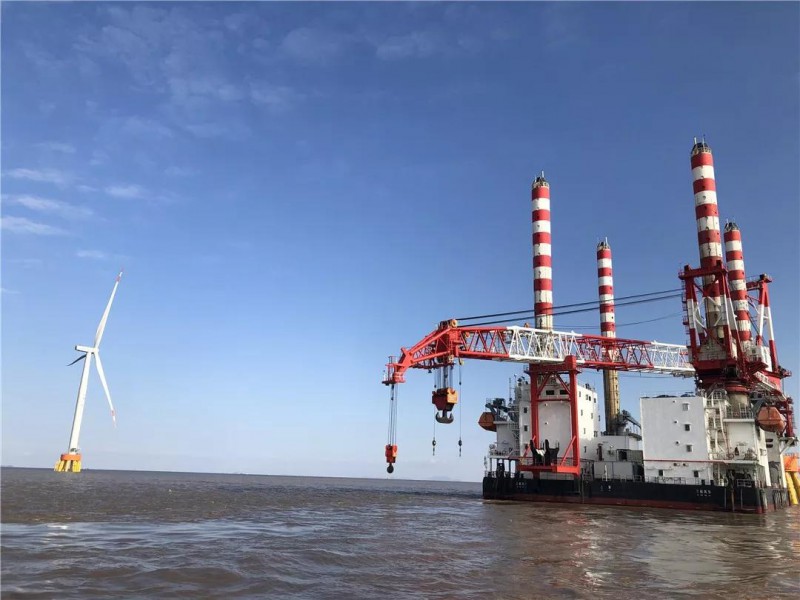 近日，自升式风电安装平台“三航风华”号风电安装船在中广核岱山4号风场再创海上风电安装世界纪录！