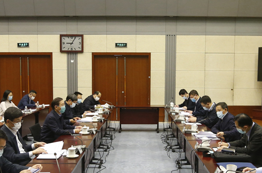 3月12日，国务院国资委党委委员、秘书长彭华岗一行来到国家电网有限公司，就疫情防控和复工复产、经营发展、深化改革等情况开展调研。国家电网有限公司总经理、党组副书记辛保安汇报相关工作，公司总会计师、党组成员罗乾宜参加调研。