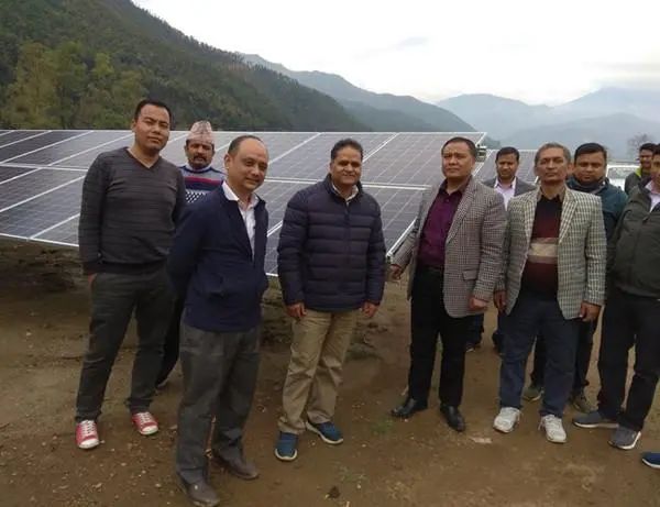 尼泊尔最大的太阳能发电厂正在努瓦科特地区建设，目前处于施工的最后阶段。尼泊尔电力局（NEA）表示，这家25兆瓦发电厂将于4月开始投入使用，首个阶段的装机容量为15兆瓦，其余10兆瓦的发电工程将于5月完成。