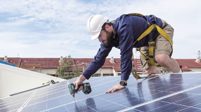 近日，美国太阳能基金会发布年度全国太阳能就业普查报告称，2019年，美国太阳能领域的就业人数近25万人，较2018年增长了5600人，同比增加2.3%。