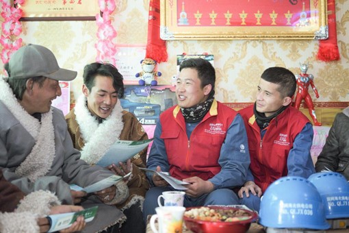 “习近平总书记委派国家电网公司的人为我们拉上了大电网的稳定电，我们成为了脱贫攻坚的真正受益者。央隆乡911户2886名少数民族兄弟心怀感恩，感谢党中央的好政策和习近平总书记的关心，感谢国家电网公司这么快为我们拉上了电，为我们脱贫奔小康提供了强大动力！”