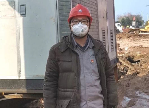 他们不畏艰险、冲锋在前，带领共产党员服务队逆行出征，打响与时间赛跑的疫情防控保电之战；他们夜以继日、坚守一线，严防死守确保可靠供电从无怨言。“有他们在，我们就放心！”认识他们的人都这样说。他们是公司抗疫一线的党支部书记，他们用实际行动践行“人民电业为人民”的企业宗旨，践行共产党员“不忘初心牢记使命”的铮铮誓言。