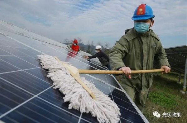 近年來，湖北因地制宜開展光伏扶貧，全省共陸續(xù)建成4184個村級集中光伏扶貧電站、111個戶用分布式光伏扶貧電站，為省內貧困縣創(chuàng)造了51697個公益崗位。截至3月25日，國網(wǎng)湖北省電力公司累計轉付光伏扶貧補貼資金8.68億元，實現(xiàn)全省光伏扶貧2020年3月份之前補貼資金全部撥付到戶（村）。