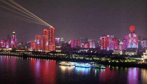 4月8日零時起，湖北武漢市解除離漢離鄂通道管控措施。76天前，有千萬人口的武漢果斷“封城”，按下“暫停鍵”，為我國疫情防控作出巨大貢獻。在光明之中，英雄之城“解封”，再次展現勃勃生機。