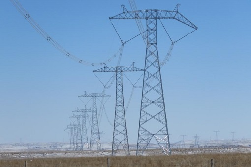 受疫情影響，今年1、2月寧夏外送電量相對(duì)低迷，3月以來(lái)，隨著華東、華北地區(qū)用電量逐步提升,寧東至山東±660千伏直流輸電工程（銀東直流）、寧東至浙江±800千伏特高壓直流輸電工程（靈紹直流）、內(nèi)蒙古伊克昭至山東臨沂±800千伏特高壓直流輸電工程（昭沂直流）三條寧夏電網(wǎng)外送大通道送電量相繼恢復(fù)并超過(guò)去年同期水平。國(guó)網(wǎng)寧夏電力根據(jù)用電負(fù)荷調(diào)整輸送功率，確保三條直流外送通道保持強(qiáng)勁送電勢(shì)頭，將源源不斷的清潔能源輸送至華東、華北，為復(fù)工復(fù)產(chǎn)提供堅(jiān)強(qiáng)電力保障。