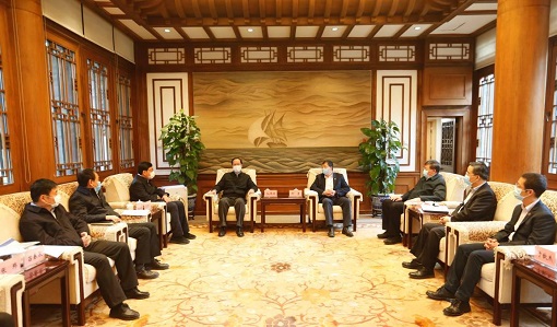 毛偉明一行首先來到清華大學(xué)校史館參觀。清華大學(xué)秉承自強(qiáng)不息、厚德載物的校訓(xùn)，開創(chuàng)了中西融匯、古今貫通、文理滲透的辦學(xué)風(fēng)格，形成了愛國奉獻(xiàn)、追求卓越的精神和又紅又專、全面發(fā)展的培養(yǎng)特色，培養(yǎng)了大批優(yōu)秀人才，為國家、為民族作出了重要貢獻(xiàn)。毛偉明不時在展板和史料前駐足觀看、聽取講解，詳細(xì)了解學(xué)校的歷史沿革、文化傳承、人才培養(yǎng)、科技攻關(guān)等情況，對清華大學(xué)取得的豐碩成果表示祝賀和欽佩。
