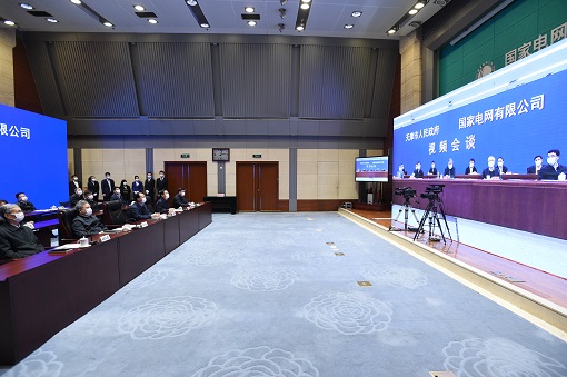 李鴻忠代表天津市委、市政府對國家電網(wǎng)公司長期以來全力保障天津電力供應(yīng)、助力天津經(jīng)濟(jì)社會發(fā)展表示感謝。他說，國家電網(wǎng)公司在農(nóng)網(wǎng)改造升級、電網(wǎng)跨越發(fā)展、推廣綠色能源、發(fā)展智慧能源等方面開展了大量工作，推動天津電網(wǎng)向國內(nèi)領(lǐng)先、世界先進(jìn)的目標(biāo)邁出了一大步。特別是在抗擊疫情的人民戰(zhàn)爭、總體戰(zhàn)、阻擊戰(zhàn)中，國家電網(wǎng)公司堅(jiān)決落實(shí)黨中央決策部署，統(tǒng)籌做好疫情防控和服務(wù)經(jīng)濟(jì)社會發(fā)展各項(xiàng)工作，在關(guān)鍵時刻以實(shí)際行動詮釋了央企擔(dān)當(dāng)。李鴻忠表示，國家電網(wǎng)公司明確建設(shè)具有中國特色國際領(lǐng)先的能源互聯(lián)網(wǎng)企業(yè)的戰(zhàn)略目標(biāo)，充分體現(xiàn)了貫徹落實(shí)習(xí)