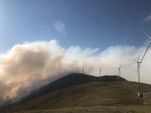 5月7日16時39分，涼山州喜德縣與冕寧縣交界處發(fā)生森林火災(zāi)。9號19時四川觀察記者驅(qū)車來到喜德縣中壩村海拔3400米的風(fēng)力發(fā)電場，探訪火場最新情況。