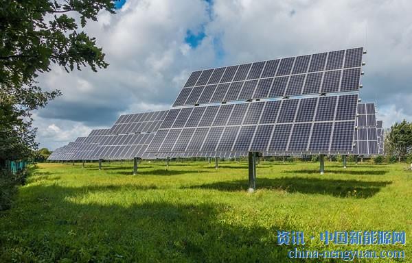 当前，以光伏为代表的可再生能源，已经具备了快速发展、实现能源根本转型的总体条件。近十年来光伏发电成本已下降了90%以上，在全球许多国家和地区已成为最经济的发电方式，并连续三年占到全球新增可再生能源装机容量的一半以上，这其中绝大部分光伏设备都是中国制造。