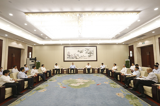 6月11日，国家电网有限公司董事长、党组书记毛伟明与浙江省委书记车俊，省委副书记、省长袁家军在杭州举行会谈，深入学习贯彻习近平总书记重要讲话和指示精神，落实“四个革命、一个合作”能源安全新战略，统筹推进疫情防控和经济社会发展，做好“六稳”工作、落实“六保”任务，以电网高质量发展的新成效，全力服务浙江成为新时代全面展示中国特色社会主义制度优越性的重要窗口，为全面建成小康社会作出积极贡献。浙江省委常委、常务副省长冯飞，公司副总经理、党组成员张智刚参加会谈。