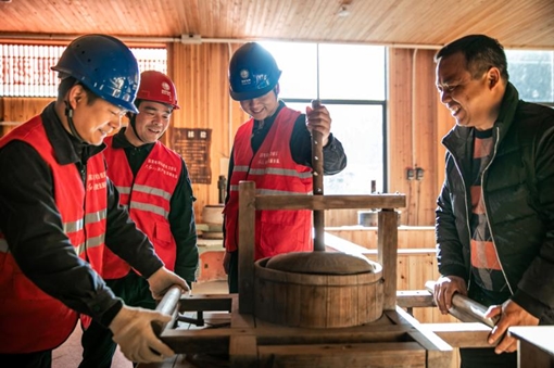 近期，福建省永安市与三明供电公司签订全国首个县级《共同促进能源互联网建设支撑“数字永安”建设战略合作框架协议》，标志着政府与供电企业联手，在供电保障、营商环境优化、政企数据共享、能源大数据应用、边缘计算服务、数字便民服务等领域，助推当地数字经济建设。