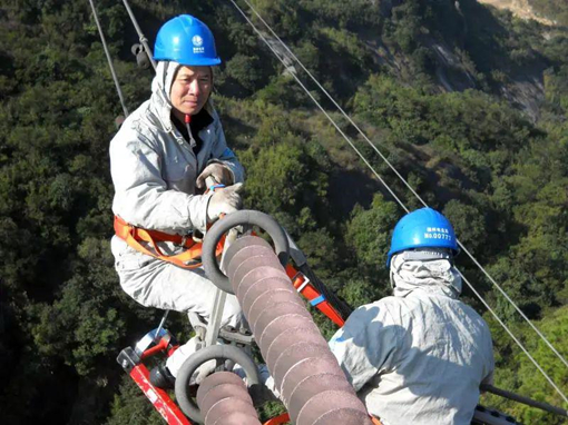 200余座变电站、6000多个铁塔、5000多千米的高压输电线路，这是他的工作岗位。34年来，他在崇山峻岭间维护设备，在百米高塔上挥洒汗水，在创新工作室里攻克技术难关……他就是国网福州供电公司运检部输电带电作业一班班长、共产党员冯振波。