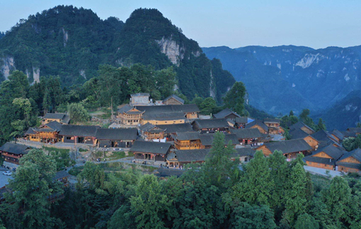 2013年11月3日，习近平总书记来到湘西土家族苗族自治州花垣县排碧乡十八洞村看望乡亲，调研扶贫开发工作，并首次提出“精准扶贫”理念。十八洞村是典型的“老、少、边、山、穷”少数民族聚居村，随着精准扶贫的深入推进，如今这里已逐渐摆脱贫困、焕发生机。