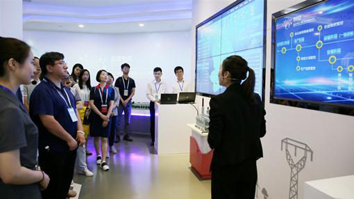 “雄安新区专项抽检计划202005001号，执行！”随着工作人员在检储配一体化管理平台下达抽检任务，一台10千伏配电变压器由堆垛机从仓库的立体货架中取出，经盲样制作机械手自动制样后，通过自动搬运机器人AGV直接送入变压器综合检测工位。工作人员在接线示意图的指导下迅速完成接线，开始检测。从下达抽检指令到开始检测，全程仅耗时15分钟。