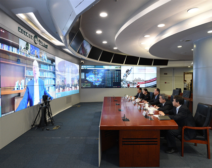 6月22日，中国国家电网有限公司董事长毛伟明与世界经济论坛创始人兼执行主席施瓦布举行视频会晤。双方表示，将进一步深化合作交流，携手抗击疫情，促进能源转型，助力经济发展，为推动构建人类命运共同体作出积极贡献。公司副总经理刘泽洪，世界经济论坛大中华区首席代表艾德维参加视频会晤。