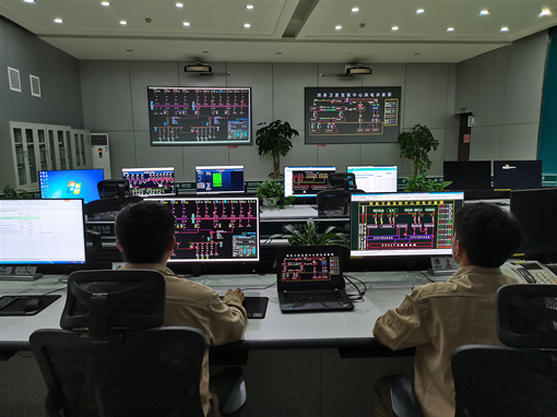 “卫星发射时间临近，请汇报保电变电站一、二次设备运行情况”“我们正在对保电变电站保电设备进行红外测温特巡，设备温度一切正常……”6月23日8时40分，距离卫星发射前1小时，国网凉山供电公司调控中心值班人员通过电话向各保电变电站值班人员了解着现场保电设备的运行状况，大家严阵以待，全力做好卫星发射供电保障工作。